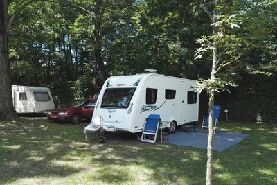 Camping de Bouthezard - Wohnwagenstellplätze auf dem Campingplatz
