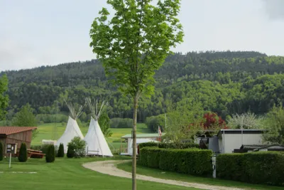Camping du Raimeux  - Tipi-Zelte im Grünen auf dem Campingplatz