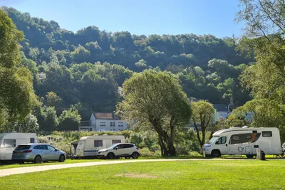 Camping du Rivage - Standplatzwiese auf dem Campingplatz