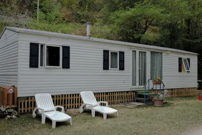 Camping du Ruisseau du Treil  -  Mobilheim vom Campingplatz mit Liegestühlen