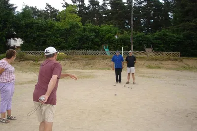 Camping du Sabot - Camper beim Boule spielen auf dem Campingplatz