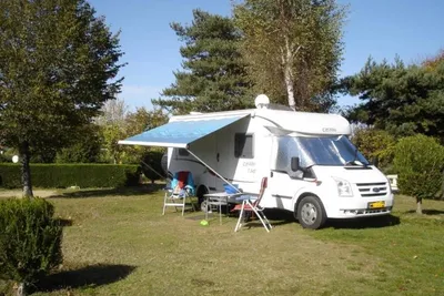 Camping du Sabot - Wohnmobil mit Sitzgelegenheiten davor auf einem Stellplatz