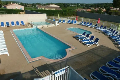 Camping du Théatre Romain - Pool mit Liegestühlen und Sonnenschirmen auf dem Campingplatz 