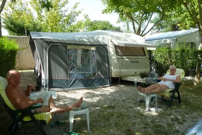  Camping du Théatre Romain - Stellplatz auf dem Campingplatz mit Gästen