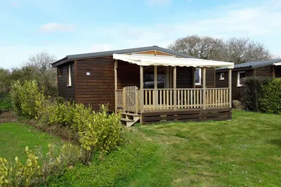 Camping du Tromeur  - Mobilheim mit Terrasse auf dem Campingplatz
