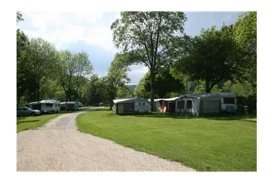 Camping du Val-de-Travers -  Wohnwagenstellplätze im Grünen auf dem Campingplatz