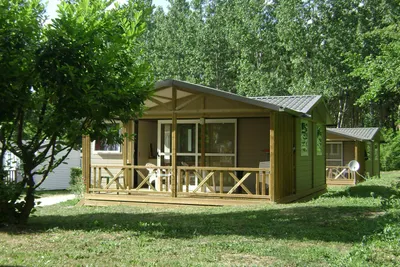 Camping Du Vieux Château -  Chalet mit Veranda im Grünen auf dem Campingplatz