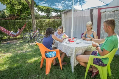 Camping Due Laghi - Eine Familie beim Karten spielen vor ihrem Vorzelt