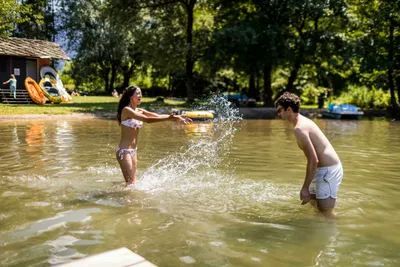 Camping Due Laghi - Camper planschen auf dem See beim Campingplatz