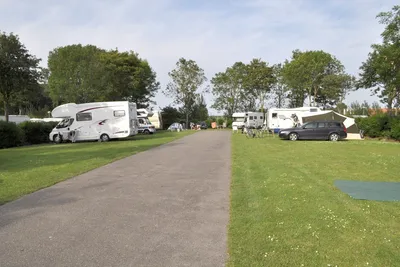 Camping Duin en Strand  -  Wohnwagen- und Zeltstellplatz vom Campingplatz auf grüner Wiese