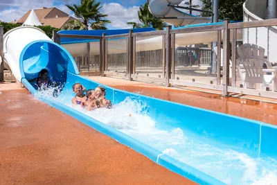 Camping Dunes et Soleil - Kinder auf der Wasserrutsche im Pool