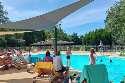 Camping Ecoresponsable Le Rêve  - Pool im Freien mit Liegestühlen und Sonnenschirmen