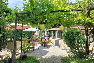 Camping Ecoresponsable Le Rêve  Camping Le Rêve  - Restaurant mit Terrasse auf dem Campingplatz