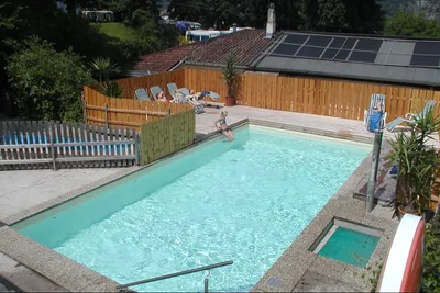 Camping Eichenwald - Swimmingpool des Campingplatzes mit Sonnenliegen am Rand