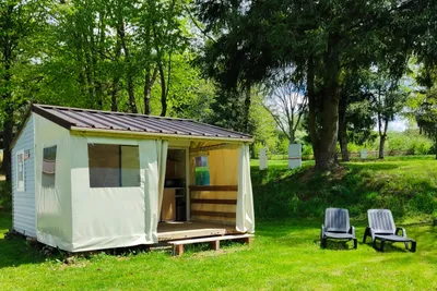 Camping l'Émeraude du Lac - Mobilheim auf der Wiese mit zwei Liegestühlen