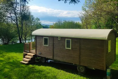 Camping l'Émeraude du Lac - Mobilheim auf der Wiese