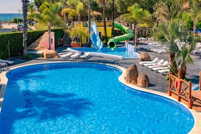 Camping Enmar - Campingplatz mit Pool, Wasserrutsche, Liegestühlen und Sonnenschirmen