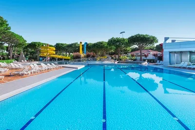 Camping Enzo Stella Maris  -  Pool vom Campingplatz mit Liegestühlen in der Sonne