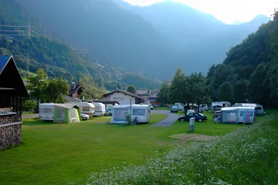Camping Erne - Übersicht der Campingplatz mit Blick auf die Berge