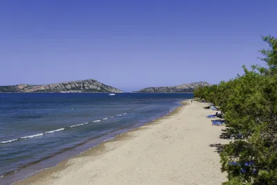 Camping Erodios   -  Campingplatz mit direktem Zugang zum Strand am Mittelmeer mit Liegestühlen in der Sonne