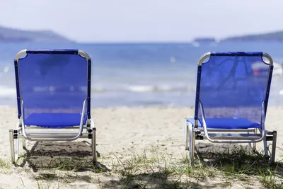 Camping Erodios -  Badestrand mit Liegestühlen  beim Campingplatz