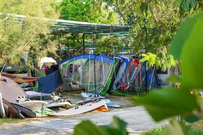 Camping Erodios - Windsurf-Segel - im Schatten der Bäume auf dem Campingplatz
