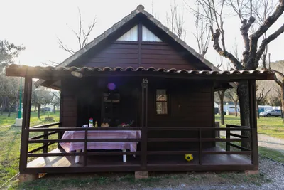 Camping Esponellà - Außenansicht Mobilheim mit Veranda vom Campingplatz
