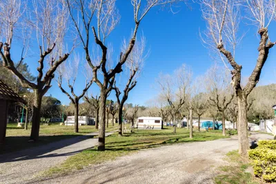 Camping Esponellà - Wohnwagen- und Wohnmobilstellplätzen auf dem Campingplatz