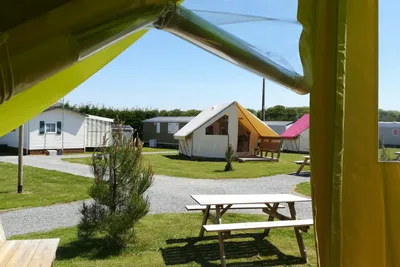 Camping Etennemare  - Glamping Zelt mit Picknick Tisch im Grünen auf dem Campingplatz