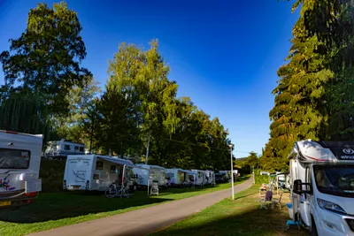 Camping Ettelbrück - Wohnmobil- und  Wohnwagenstellplätze im Schatten der Bäume