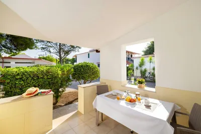 Camping Euro 92 - Gedeckter Frühstückstisch auf der Terrasse einer Mietunterkunft