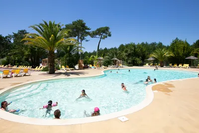 Camping Eurosol  Camping Eurosol - Ciela Village - Freibad mit Liegestühlen und Sonnenschirmen