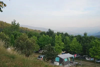 Camping Falterona - Zeltplatz vom Campingplatz zwischen Bäumen