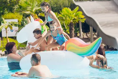 Camping- und Ferienpark Orsingen  - spielende Kinder im Pool vom Campingplatz