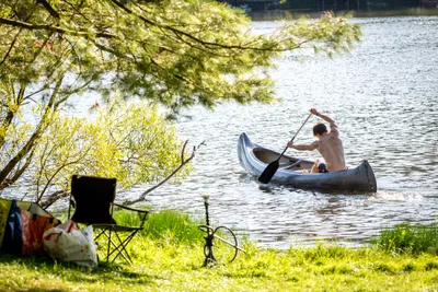 Camping- und Ferienpark Teichmann - Camper im Kanu auf dem Teich am Campingplatz