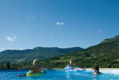 Camping La Ferme de Clareau - Kinder beim Spielen im Pool mit Panoramaaussicht