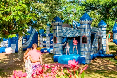 Camping La Pommeraie - Kinder spielen auf der Hüpfburg auf dem Campingplatz