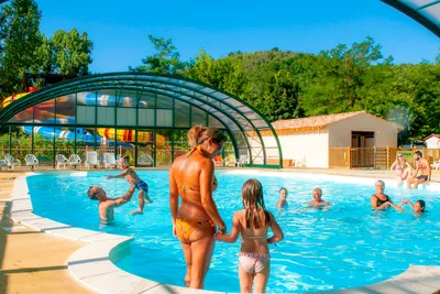 Camping La Pommeraie - Teilüberdachtes Schwimmbad im Poolbereich des Campingplatzes