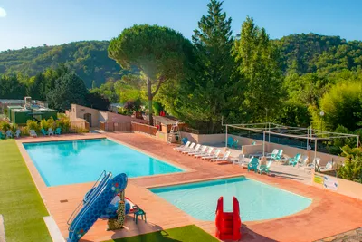 Camping La Pommeraie - Poolbereich mit Liegestühlen und Wasserrutschen auf dem Campingplatz