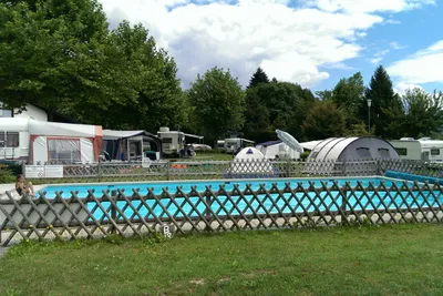 Camping Flaschberger - Pool im Freien auf dem Campingplatz