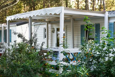 Camping Flumendosa - Mobilheim mit Veranda im Grünen auf dem Campingplatz