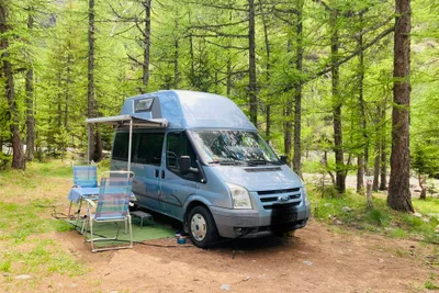 Camping Forêt De Mélèzes - Standplätze zwischen den Bäumen auf dem Campingplatz