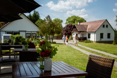 Camping Forrás - Terrasse vom Restaurant auf dem Campingplatz, Rezeption im Hintergrund