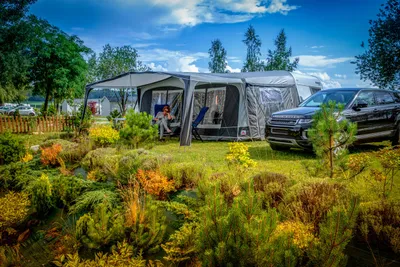 Camping Forteca - Blick auf einen Stellplatz im Grünen