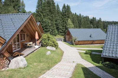 Camping Franzlhof - Ferienhäuser an einem Fussweg des Campingplatzes