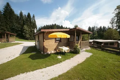 Camping Franzlhof - Chalet mit überdachter Veranda auf dem Campingplatz