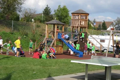 Camping Frick  - Kinder auf dem Spielplatz vom Campingplatz