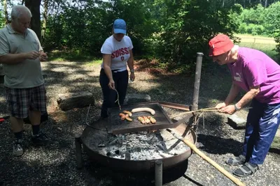 Camping Frick  - Camper an einer Grillstelle vom Campingplatz
