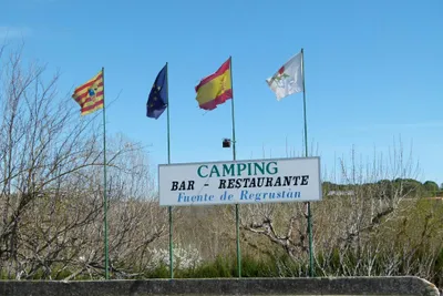 Camping Fuente de Regrustan - Flaggen und Schild des Campingplatzes
