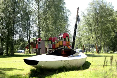 Camping Gålö Havsbad  - Boot am Spielplatz vom Campingplatz